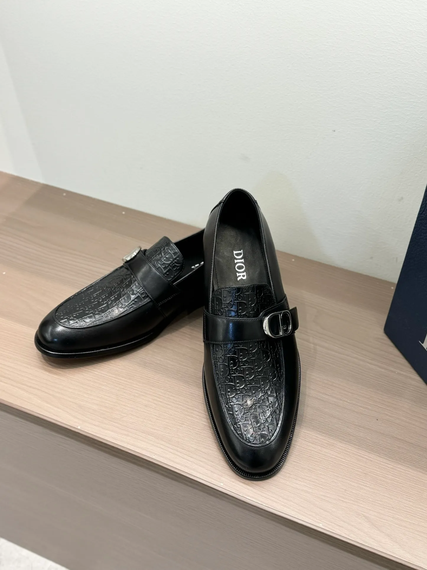 [Dior Dior] Top P: 960💰 Standard code 39-44 (38.45.46 custom-made, non-refundable and non-exchangeable) Dior Dior's latest high-end men's boutique casual leather shoes, the upper is carefully made of black cowhide/open-edge beaded leather/high-mercerized frosted cowhide, the classic silhouette shows elegance, and the upper strap is matched with a metal-coated CD Icon decorative buckle to enhance the style. Comfortable and lightweight, the Italian leather sole features anti-slip rubber inserts. The Blake structured leather sole with anti-slip details showcases Dio*'s exceptional craftsmanship. Elegant and refined, it can be matched with all kinds of suits.